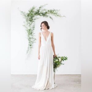 Truvelle Brianna V-Neck Wedding Dress Size 6 Chiffon Backless Ivory/Champagne